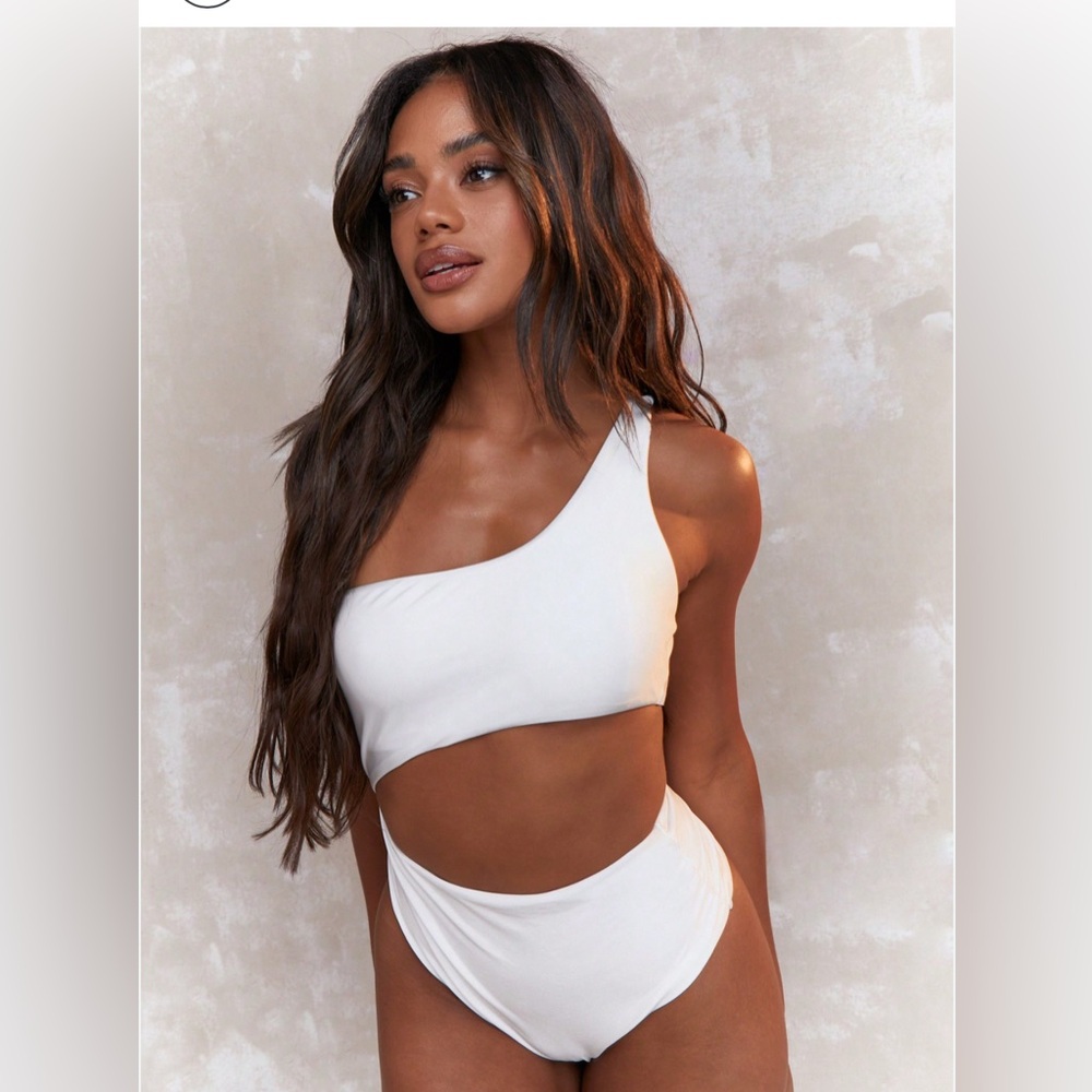 Asymmetrical White One-Shoulder Swimsuit